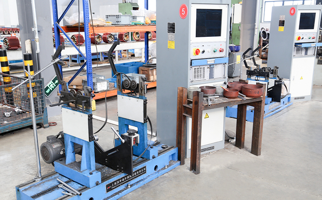 Dynamic rotor balancing machine